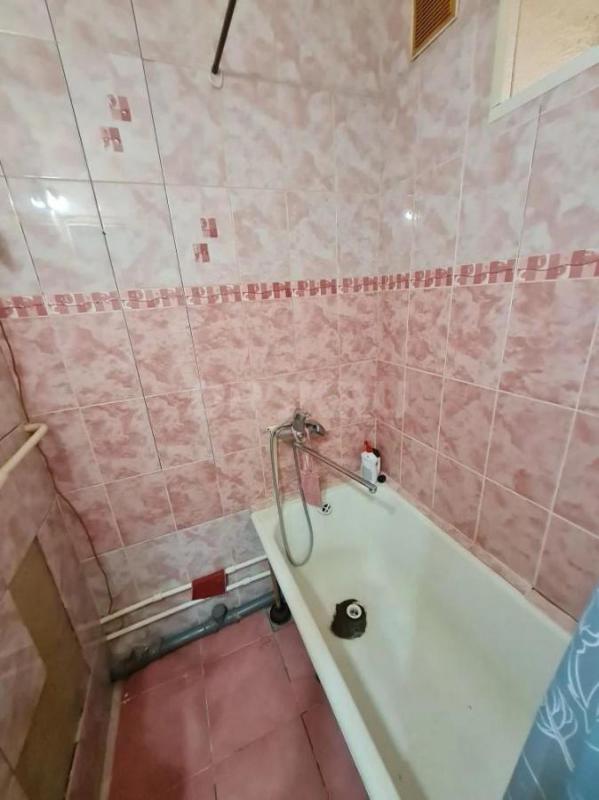 Продам двухкомнатную квартиру, расположенную на 1-м этаже пятиэтажного панельного дома. - Орск