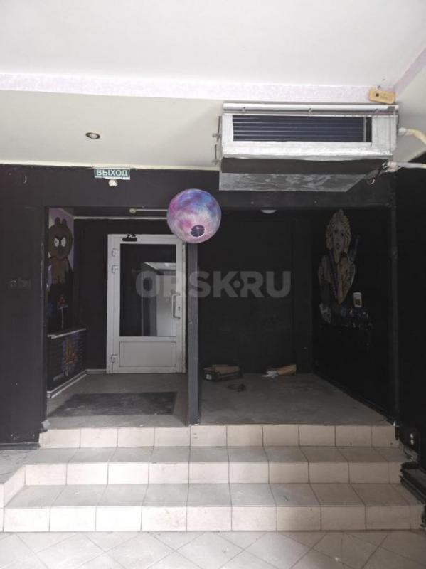 Сдам в аренду помещения 63.5 м2 отдельный вход, сигнализация, кондиционер, вентиляция, интернет. - Орск