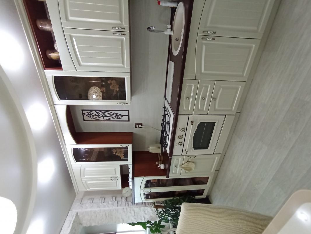 В продаже  3-комнатная квартира улучшенной планировки по адресу:  г. - Новотроицк