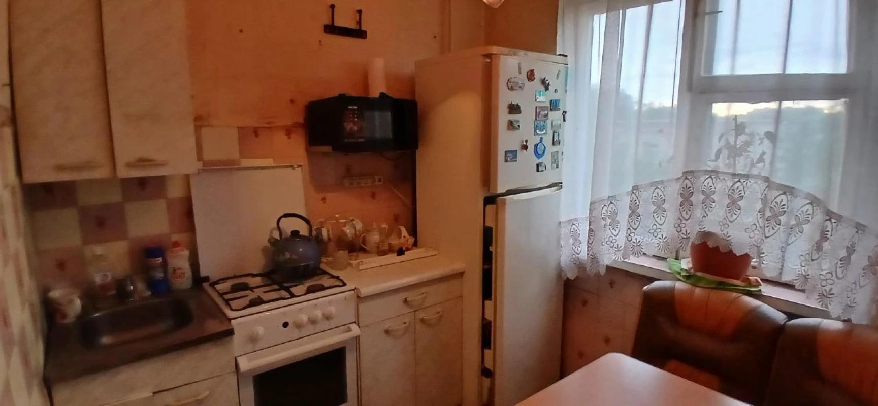 В продаже  2-комнатная квартира на привлекательном этаже с раздельными ходами. - Новотроицк