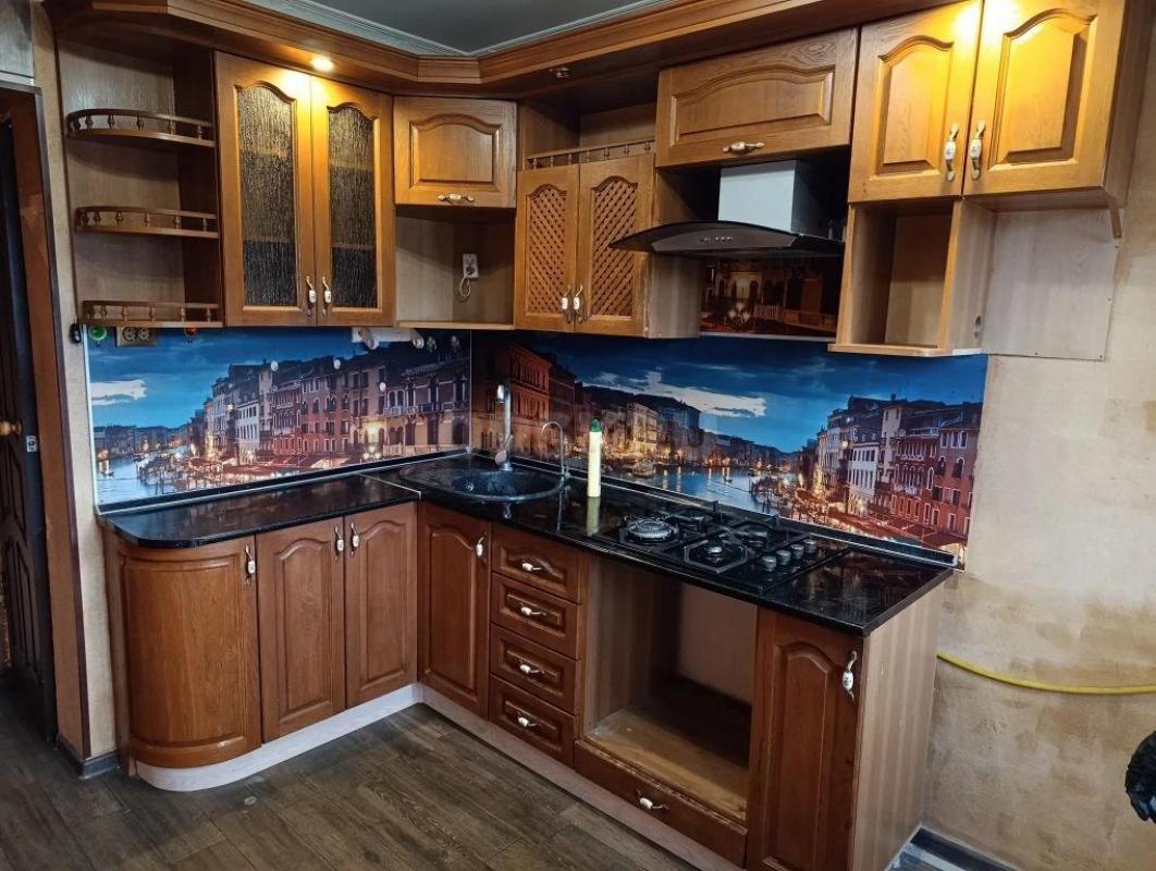 Продам угловой кухонный гарнитур  (левый) с газовой варочной панелью, с вытяжкой, с подсветкой и фар - Орск