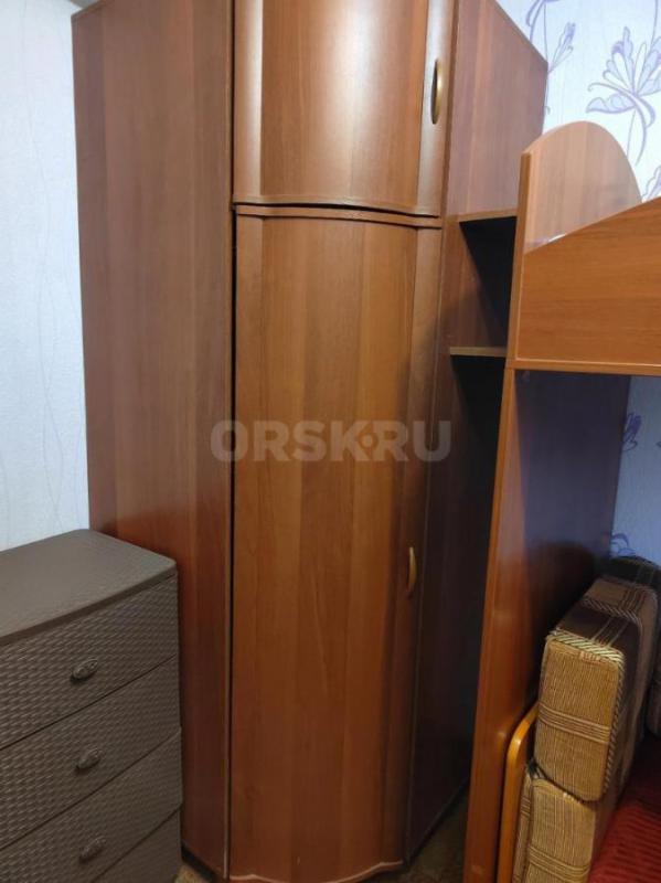 Продам угловой шкаф, двухъярусную детскую
 кровать, письменный стол. - Орск