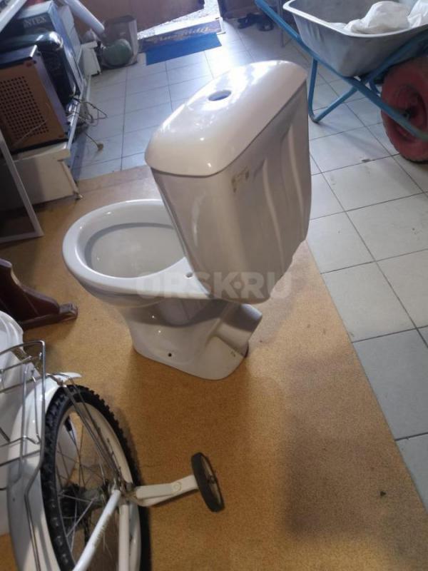Продам новый унитаз , без упаковки но не использовал, на бачке крышка с небольшими сколом тел 325155 - Орск