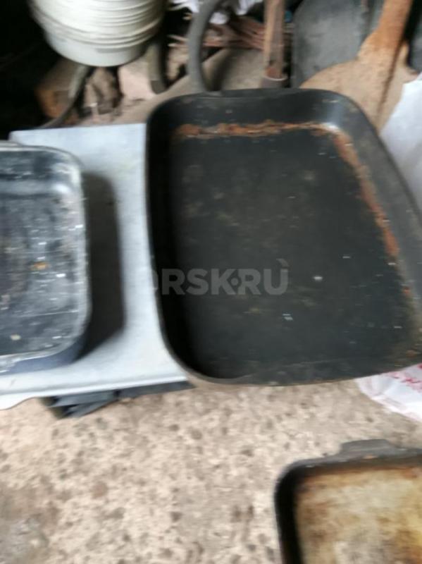 Продам противни, сковородки, мясорубку, закаточные машинки по 300 рублей за штуку. - Орск