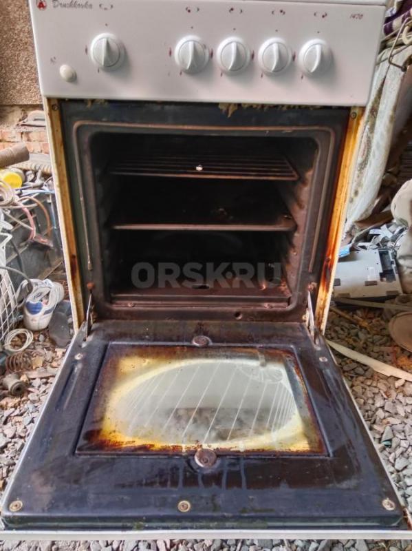 Газовая плита Druzhkovka 4комфорки духовка печет хорошо полностью в рабочем состоянии причина продаж - Орск