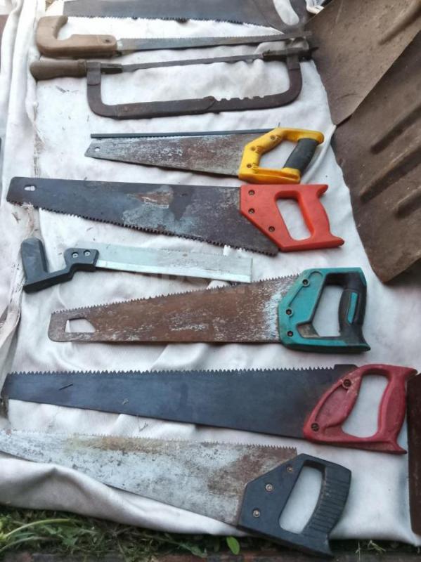 Продам лопаты, серпы, ножовки, шпателя тяпку, веткорез по 150 рублей за штуку. - Орск
