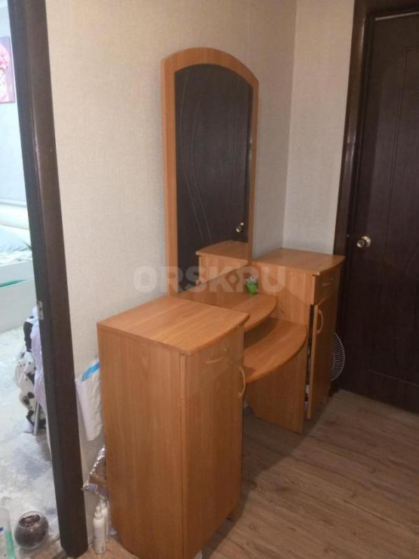 Продам стол тумба б/у 2т; зеркало трюмо б/у 2,5 т;вентилятора/у 500р - Орск