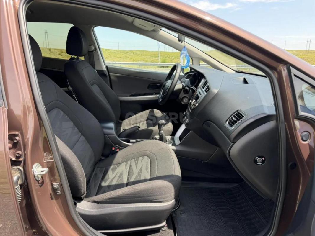 Красивый авто на красивых номерах Kia Ceed 2013 года выпуска в отличном состоянии. - Новотроицк