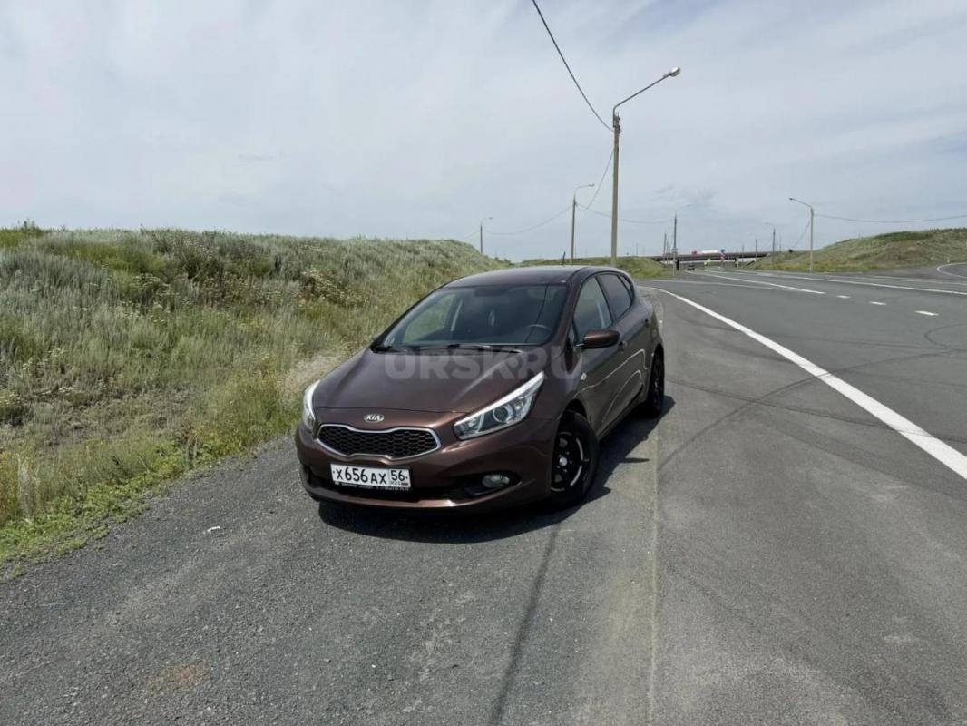Красивый авто на красивых номерах Kia Ceed 2013 года выпуска в отличном состоянии. - Новотроицк