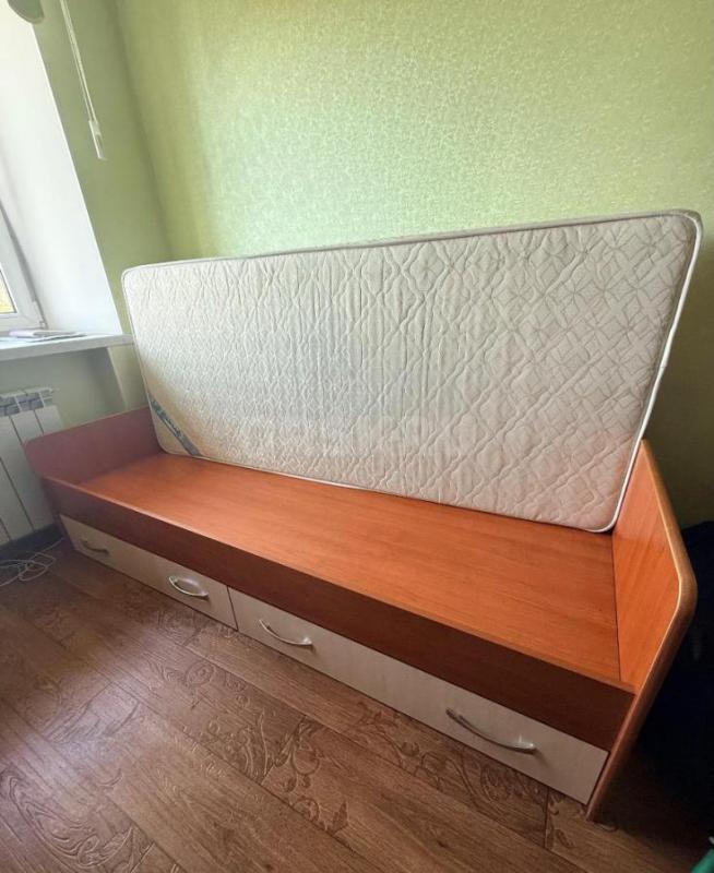 Продам кровать односпальную кровать с матрасом 90 на 190 см б/у в хорошем состоянии - Орск