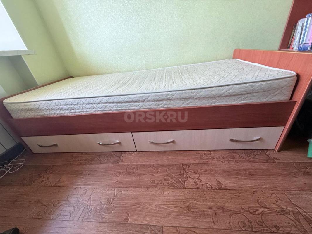 Продам кровать односпальную кровать с матрасом 90 на 190 см б/у в хорошем состоянии - Орск