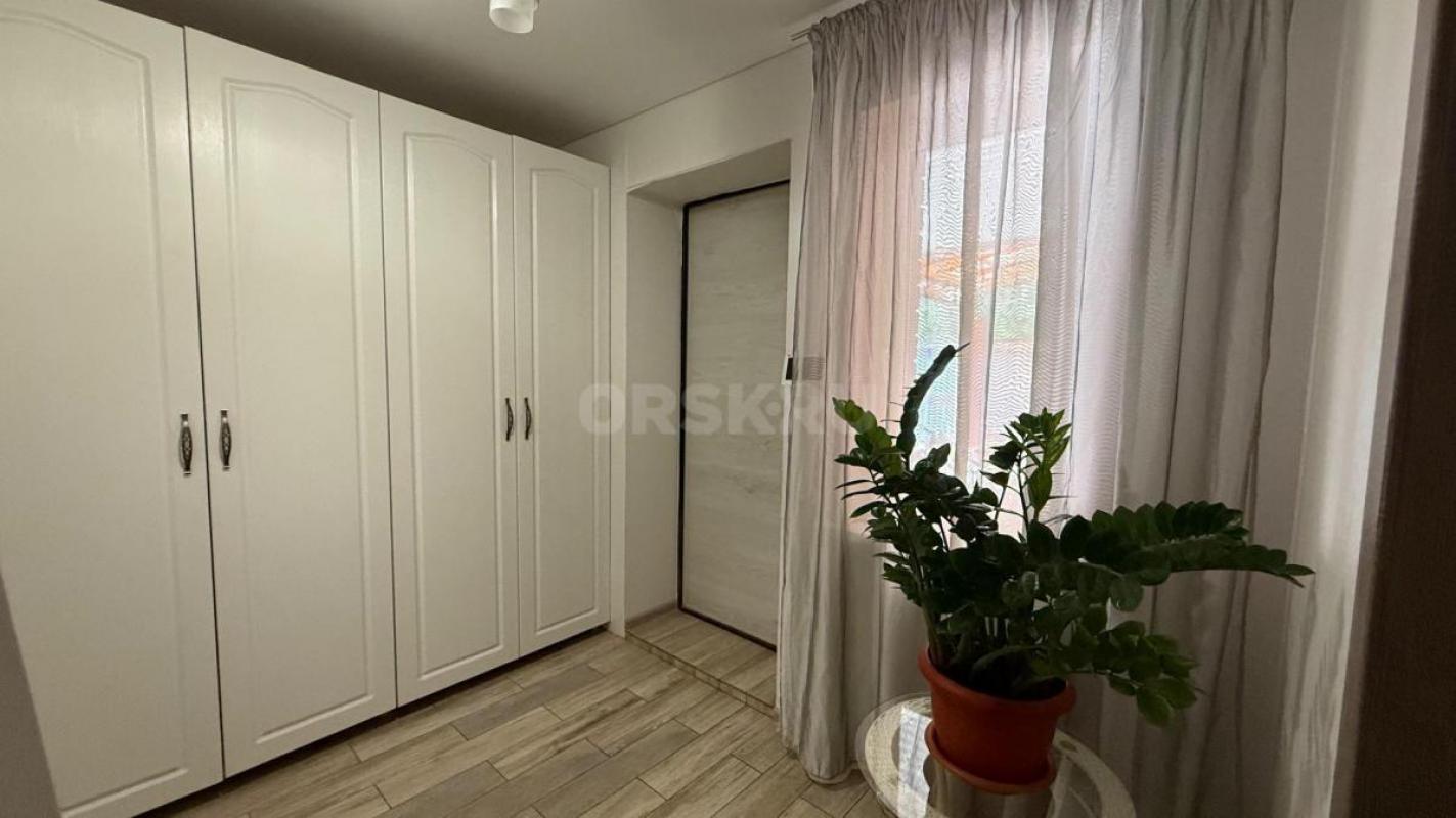 Продам 2х этажный дом 287,4 м2(два входа), площадь участка 8 соток, во дворе большая беседка с барно - Орск