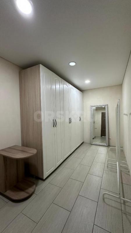 Продам 2х этажный дом 287,4 м2(два входа), площадь участка 8 соток, во дворе большая беседка с барно - Орск