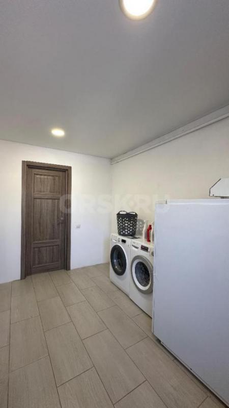 Продам 2х этажный дом 287,4 м2(два входа), площадь участка 8 соток, во дворе большая беседка с барно - Орск