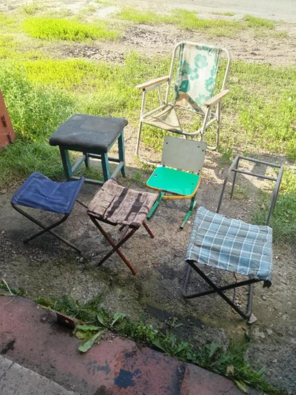 Продам раскраски, стулья складные ,удочки   палатку двухместную по договоренности. - Орск