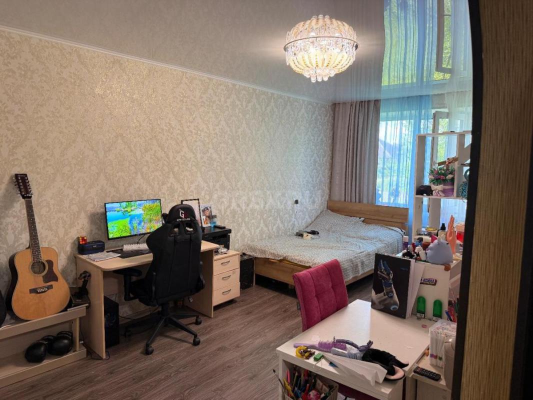 Срочно продается трехкомнатная квартира по адресу г. - Гай