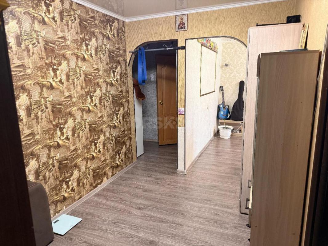 Срочно продается трехкомнатная квартира по адресу г. - Гай