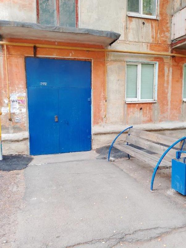 Продается уютная трехкомнатная квартира на первом этаже блочного дома, построенного в 1964 году. - 