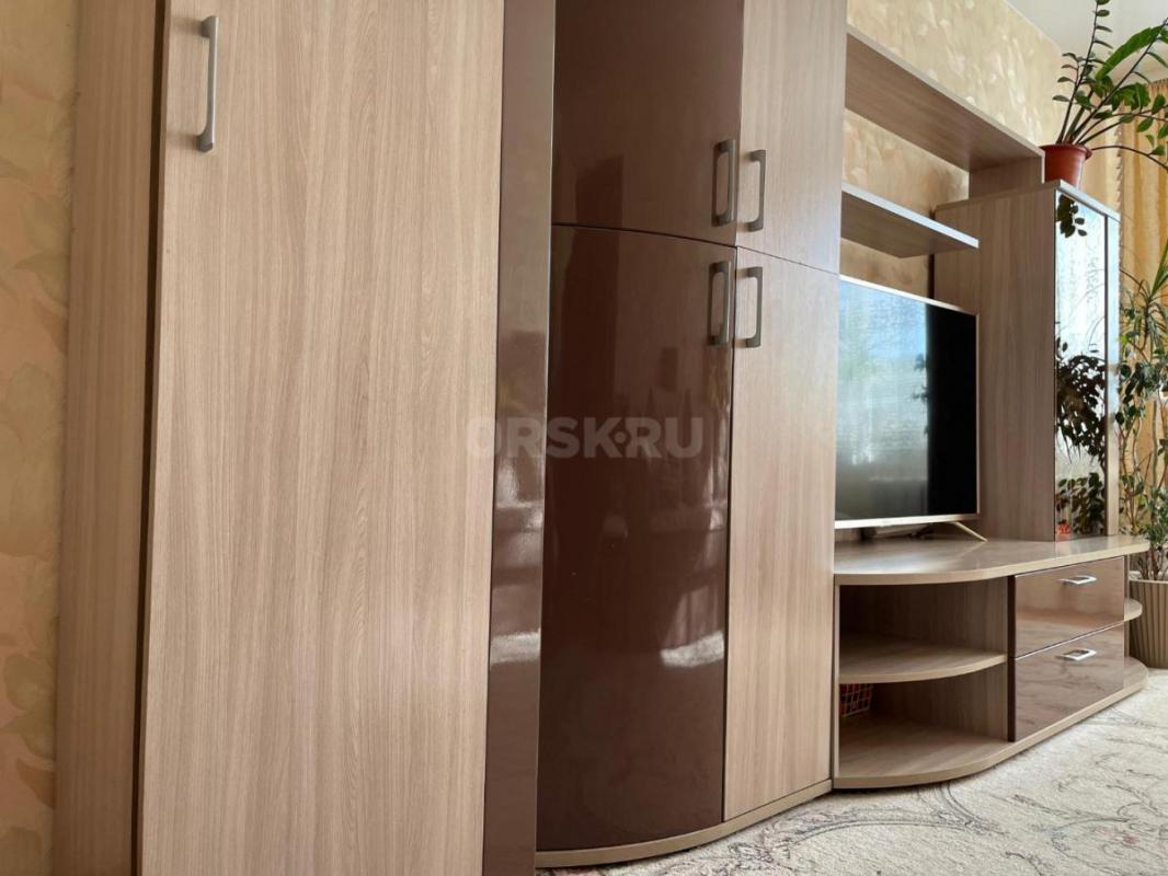 Продам два отдельных шкафа в отличном состоянии и очень вместительные, фасады верхней части глянцевы - Орск