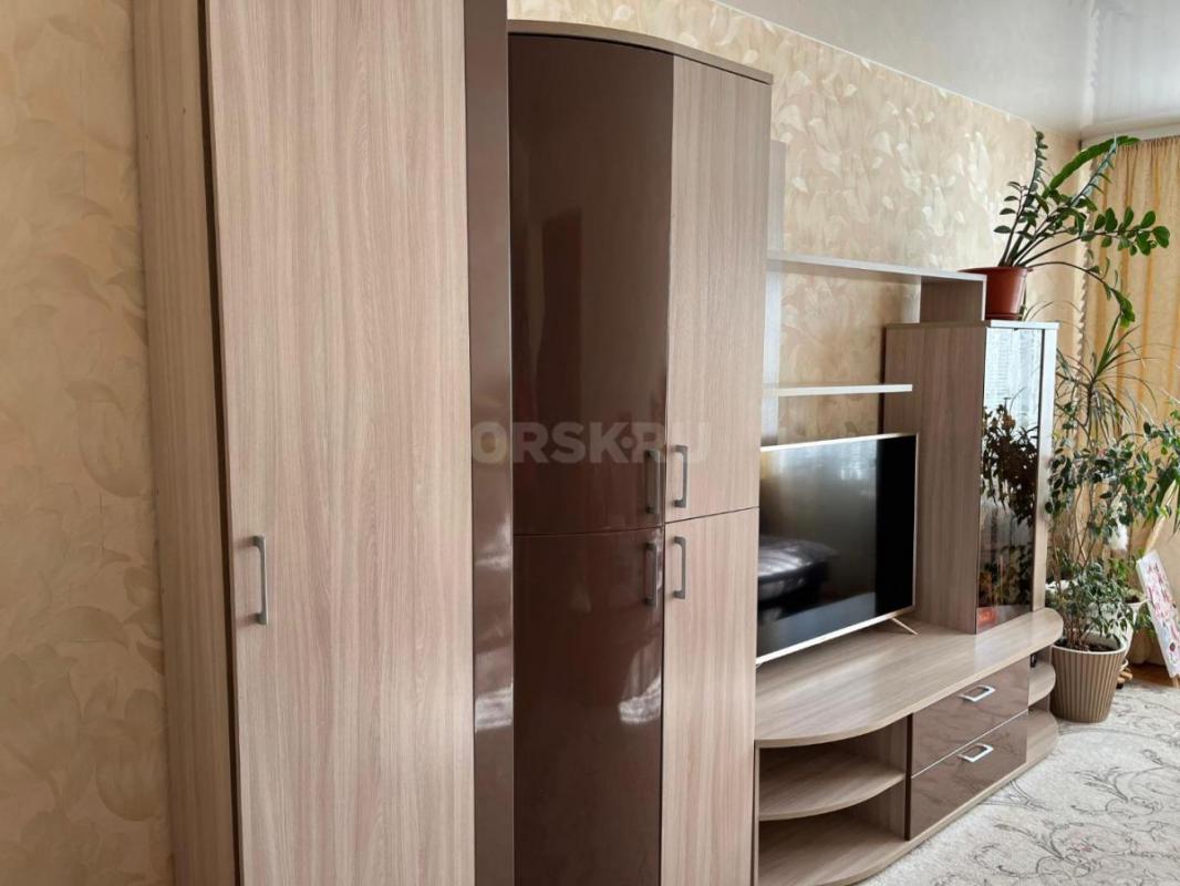 Продам два отдельных шкафа в отличном состоянии и очень вместительные, фасады верхней части глянцевы - Орск