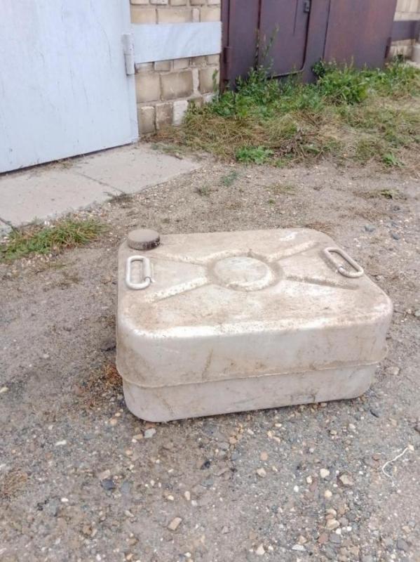 продам две канистры для бензина 20л. - Орск