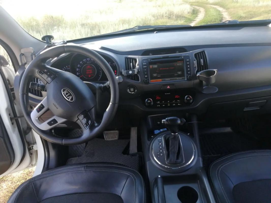 Продам Kia Sportage 2.0, (150 л.с.),  4WD, AT, 2012, цвет белый.  состояние отличное. - Орск
