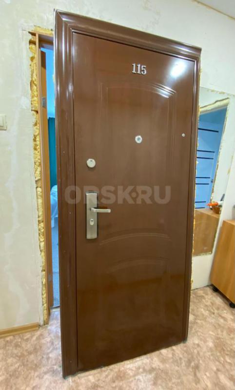 Продается металлическая входная дверь б/у, замки рабочие, 3 комплекта ключей. - Орск