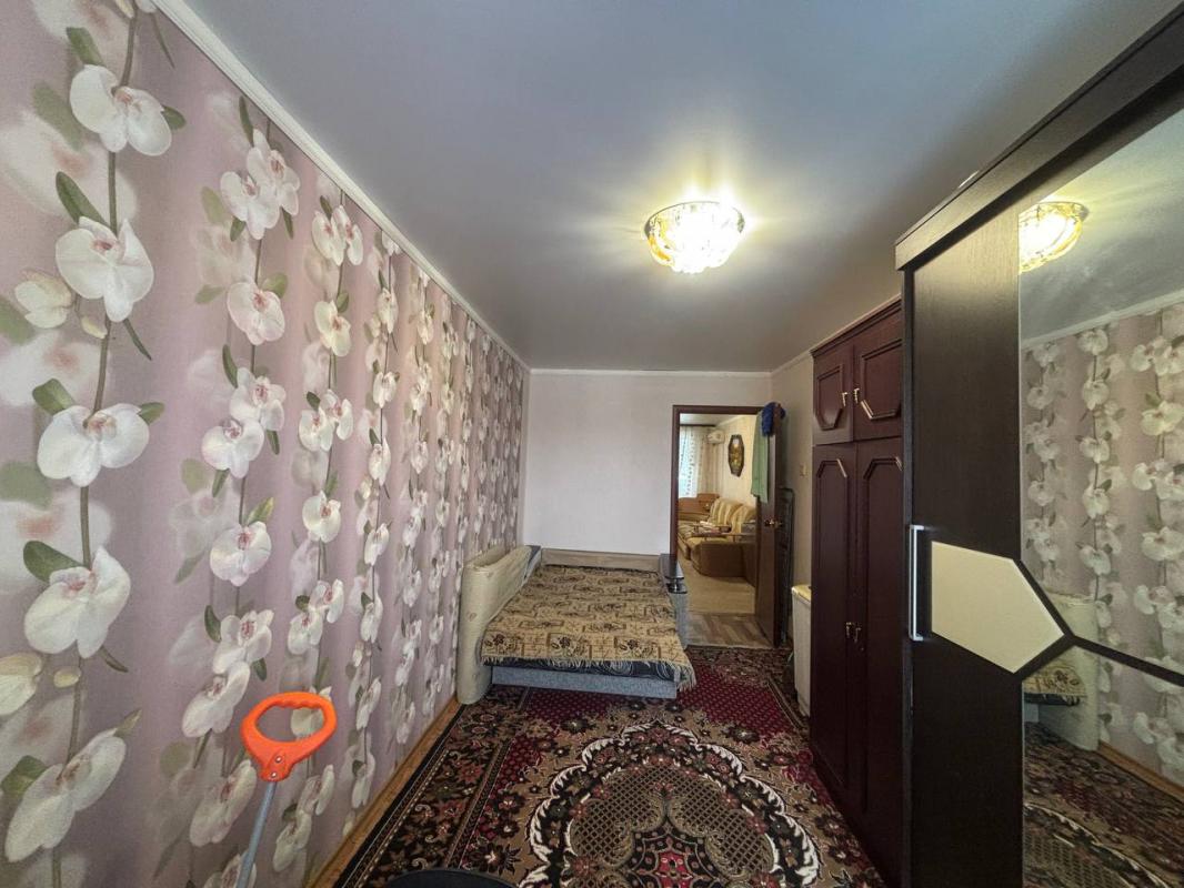 продам (либо обмен на 2-3 кв с доплатой,город Гай) 2х квартиру на четвертом этаже,по адресу: г. - Гай