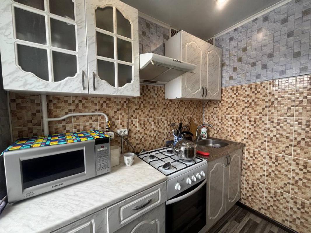 продам (либо обмен на 2-3 кв с доплатой,город Гай) 2х квартиру на четвертом этаже,по адресу: г. - Гай