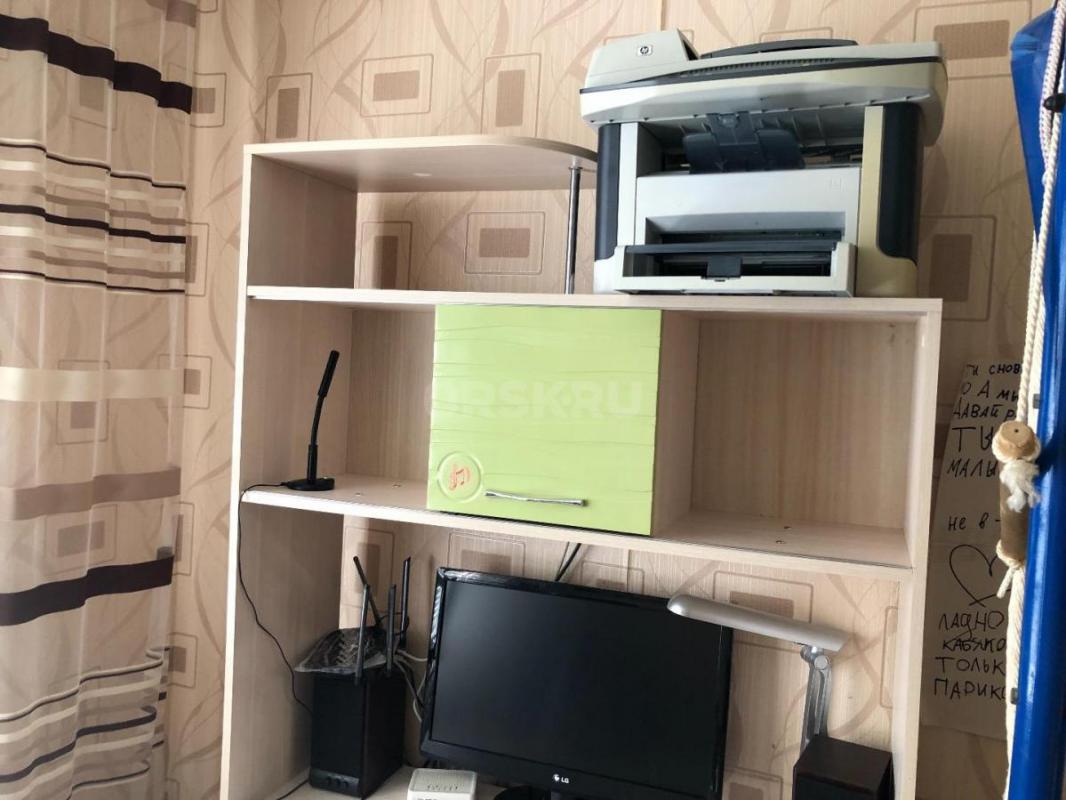 Продам письменный стол в отличном состоянии, размер  110-70, высота 180 
Вместительный , удобно рас - Орск
