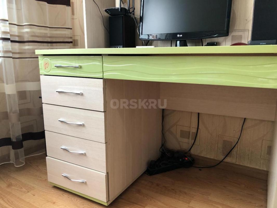 Продам письменный стол в отличном состоянии, размер  110-70, высота 180 
Вместительный , удобно рас - Орск