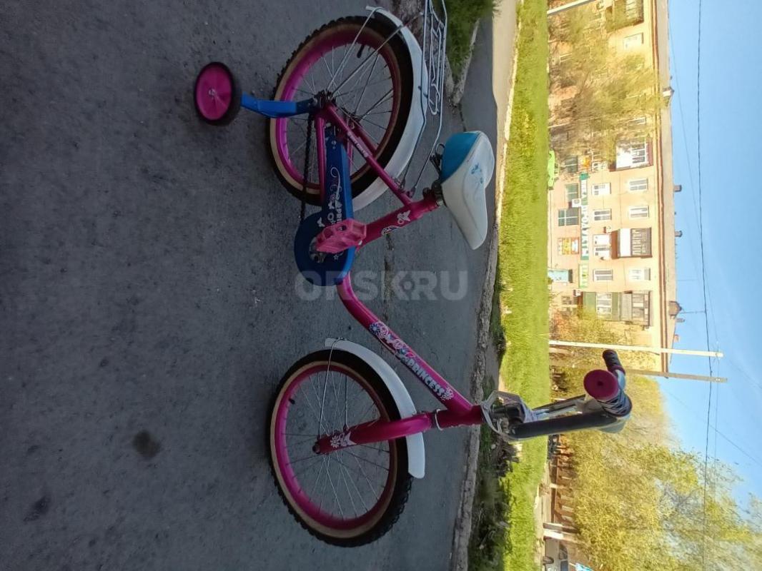 продам для маленьких принцесс велосипед 18 размер колес возраст от 3 до 7 лет в очень хорошем состоя - Орск