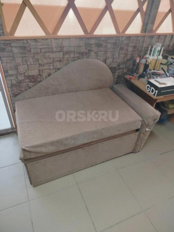 Маленький диванчик, новый поролон и обивка, за символическую сумму. 89228672978 - Орск
