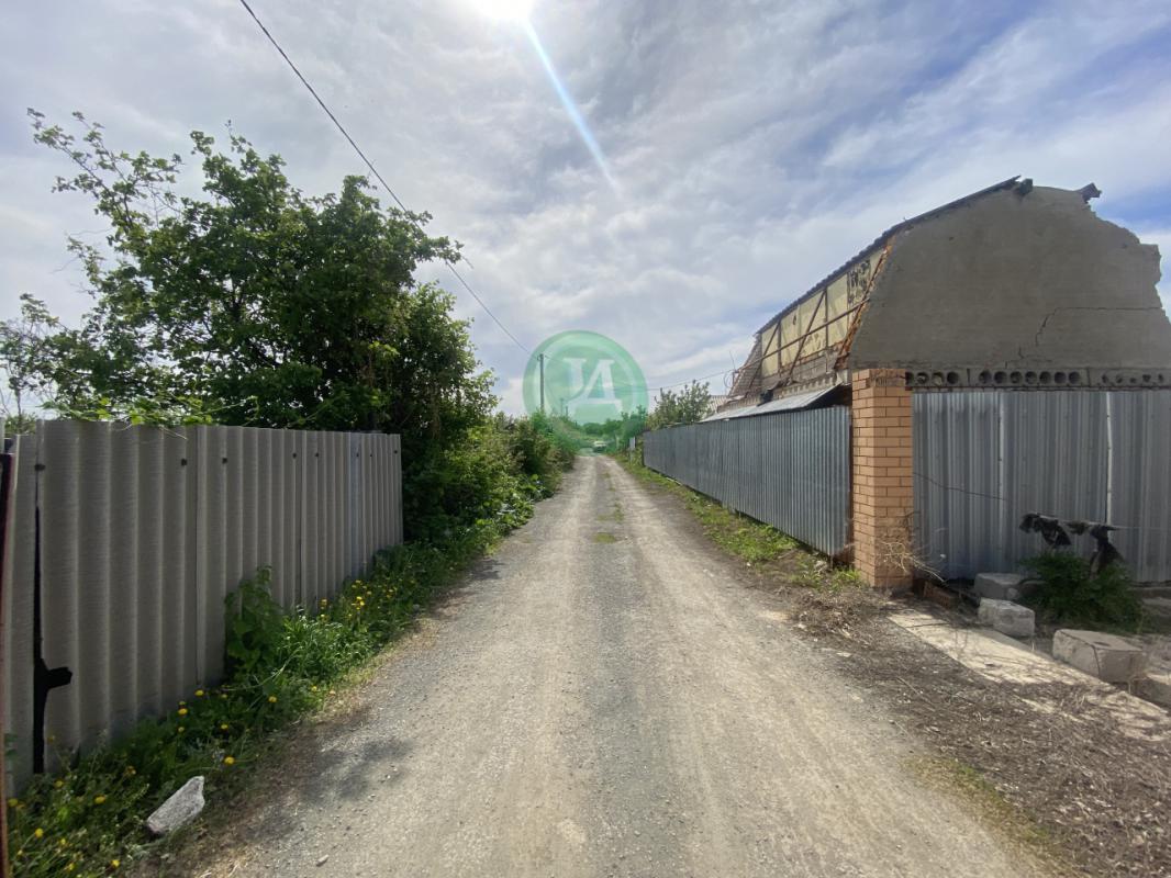 Продам участок в живописном районе - Зеленхоз- Газ по границе;- Электричество заведено на участок;- - Орск