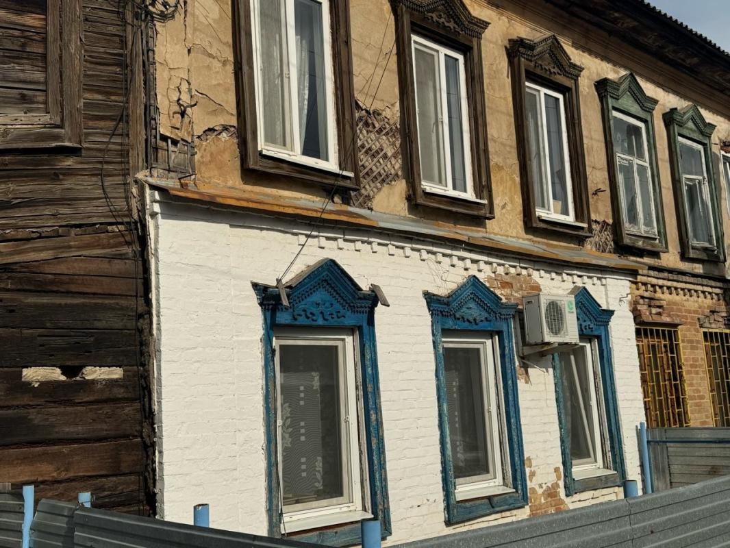 Продается квартира на втором этаже двухэтажного дома, расположенный в центре города, по адресу
Маяко - Оренбург