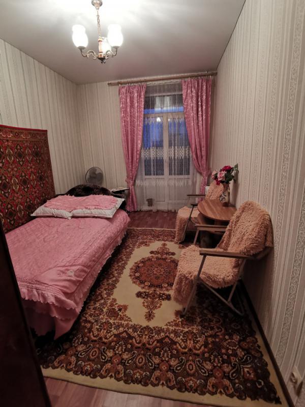 Продается уютная двухкомнатная квартира старого типа, расположенная по адресу: ул. - Новотроицк