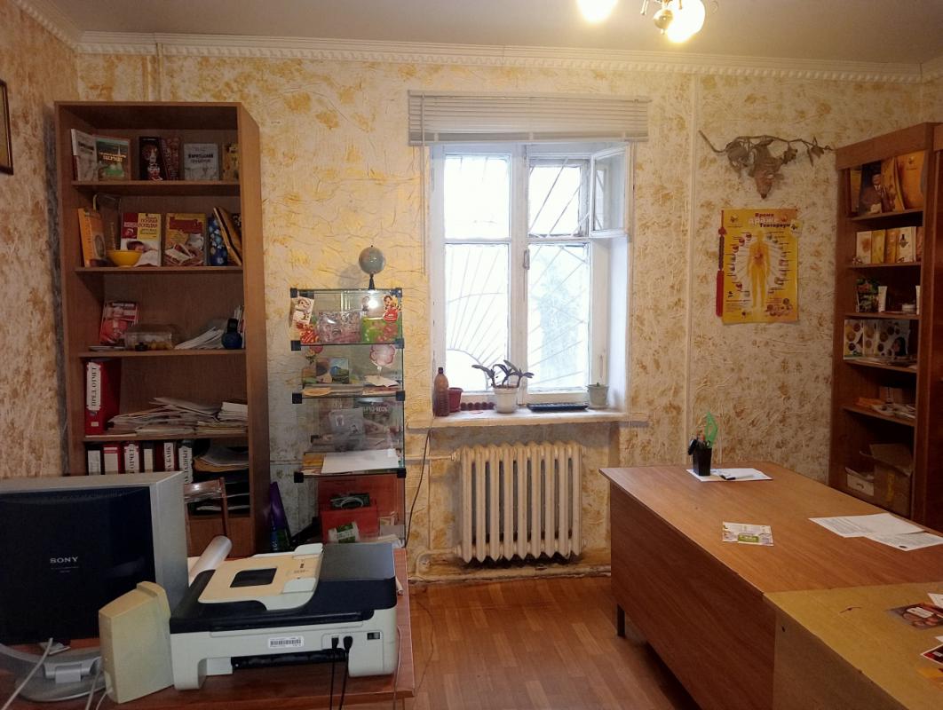 Продается 3-комнатная квартира старого типа, расположенная по адресу: ул. - Орск