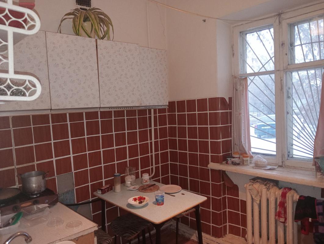 Продается 3-комнатная квартира старого типа, расположенная по адресу: ул. - Орск