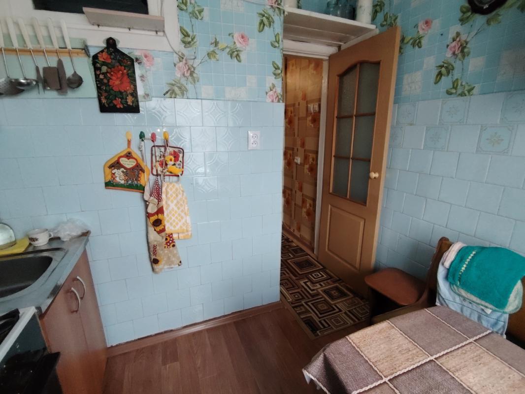 В продаже уютная 3-х комнатная квартира, расположенная на 3 этаже 5-ти этажного кирпичного дома. - Орск