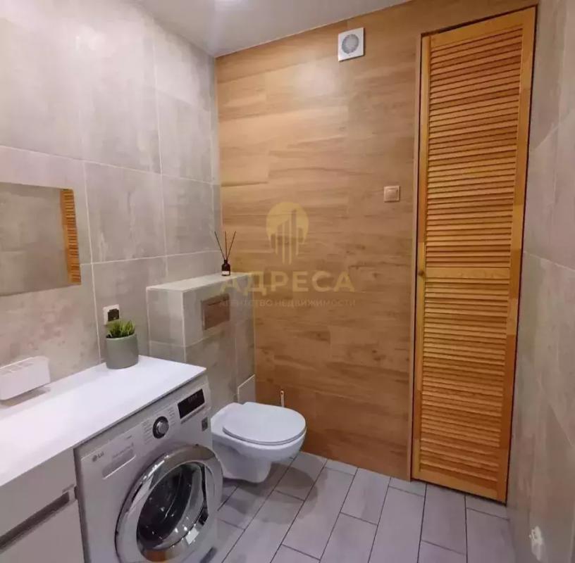 Продам 3 ком квартиру в монолитно-кирпичном доме по адресу г. - Оренбург