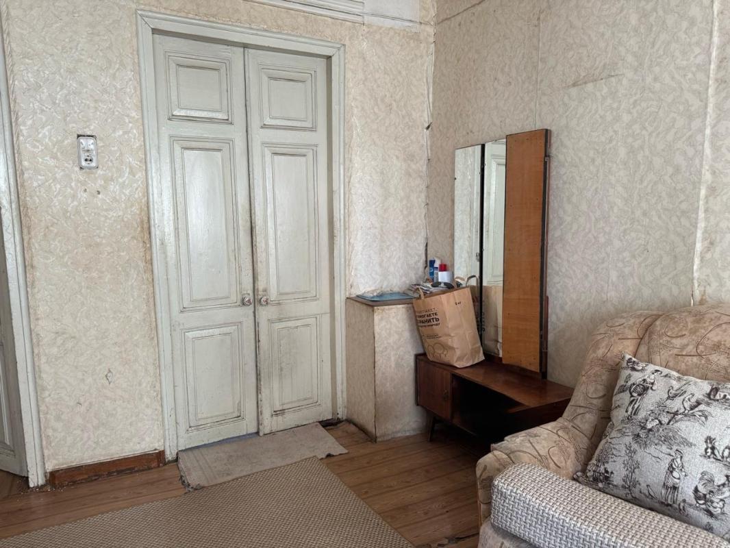 Продается квартира на втором этаже двухэтажного дома, расположенный в центре города, по адресу
Маяко - Оренбург