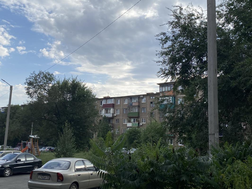 Продается 1 комнатная квартира,не угловая,окна пластиковые,состояние требует небольшого ремонта. - Новотроицк