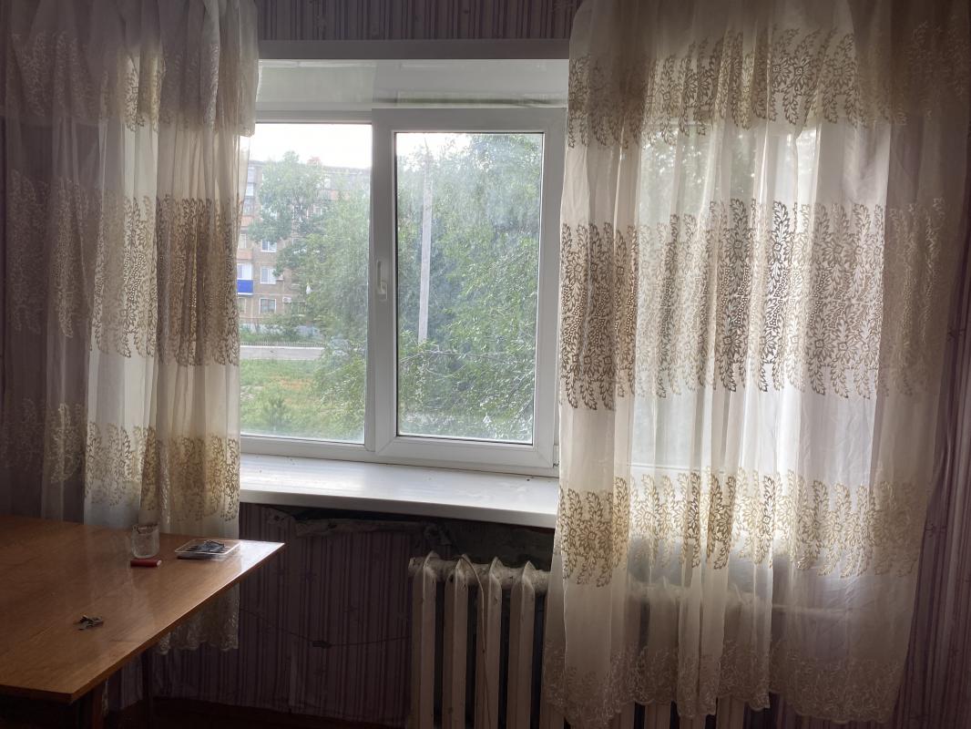 Продается 1 комнатная квартира,не угловая,окна пластиковые,состояние требует небольшого ремонта. - Новотроицк
