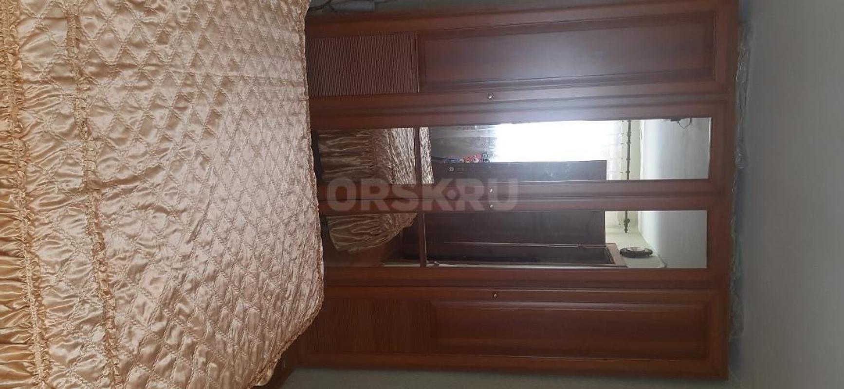 Продам спальный гарнитур 4 предмета- шаф, кровать с матрасом, 2 тумбочки. - Орск