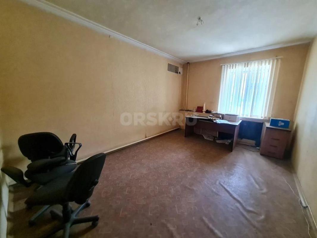 Продам просторную 5-ти комнатную квартиру, расположенную на 1-м этаже добротного 2-х этажного дома п - Орск