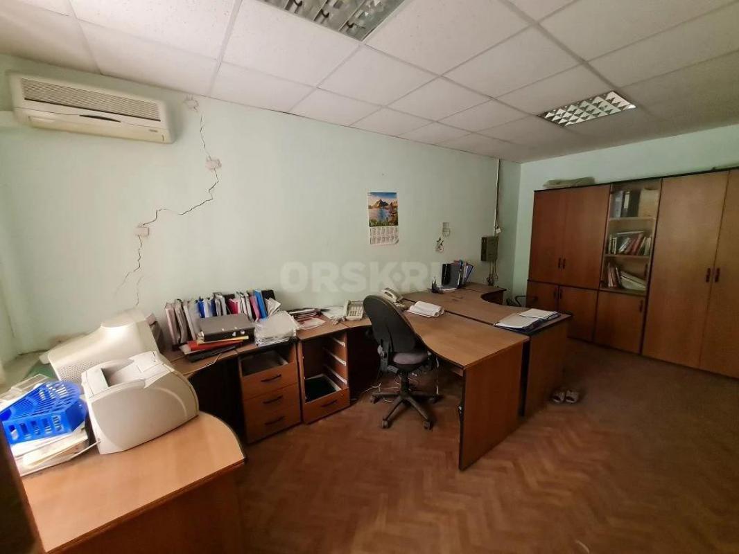 Продам просторную 5-ти комнатную квартиру, расположенную на 1-м этаже добротного 2-х этажного дома п - Орск