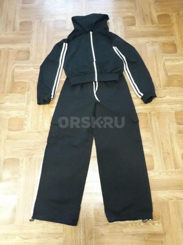 Спортивные костюмы р.40-42, в идеальном состоянии, на штанах по бокам белые лампасы, фото неудачные- - Орск