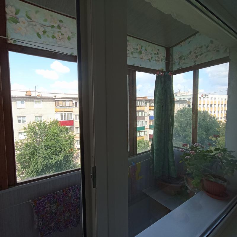 Продаю квартиру в центре города рядом с рынком и гимназией в отличном состоянии, можно зайти и жить, - Новотроицк