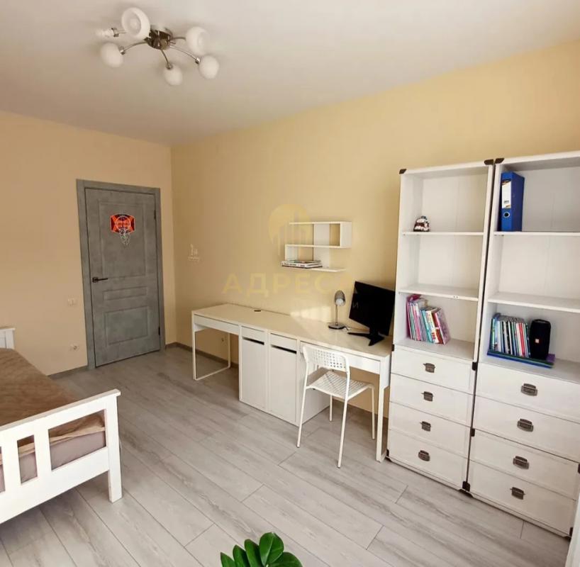 Продам 3 ком квартиру в монолитно-кирпичном доме по адресу г. - Оренбург