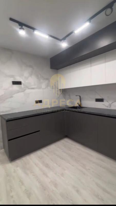 В продаже евро 3-ка, кухня-гостиная 21  кв м, 2 спальни,  раздельный с/у,  из мебели - кухня в 3 уро - Оренбург